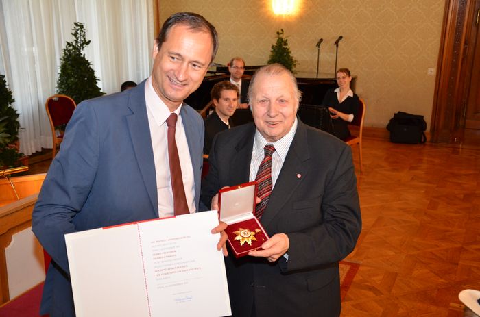 Überreichung durch Stadtrat Andreas Mailath-Pokorny